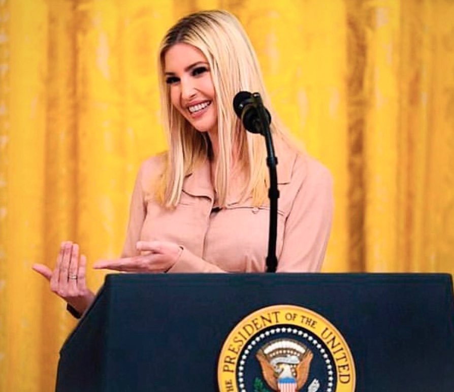 Іванка Трамп додала зайві сантиметри на стегнах, вибравши невдале вбрання для офіційного виходу на карантині